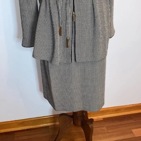 St. John Gray Knit Shirt Suit with Belted Blazer - Picture 3 of 12